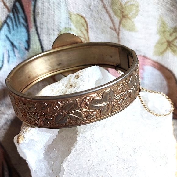 Glass Amethyst Vintage Floral Leaf Pattern Embossed Hinged Bangle Bracelet Wear - Picture 5 of 15